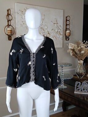 Zara Women's Black And White Floral  Embroidered V-Neck Oversize Top Small